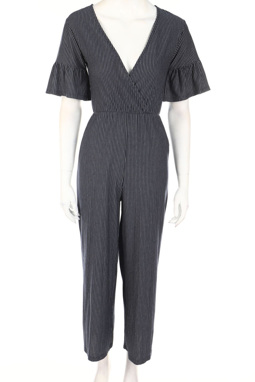 Bershka - Streifen-Jumpsuit mit tiefem Ausschnitt - XS