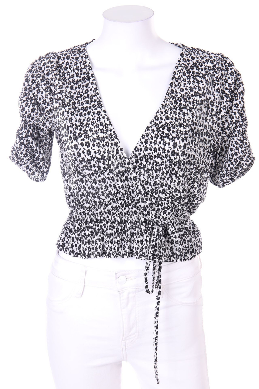 PULL&BEAR - Kurzarm-Bluse in Wickel-Optik mit Blumen-Print - XS