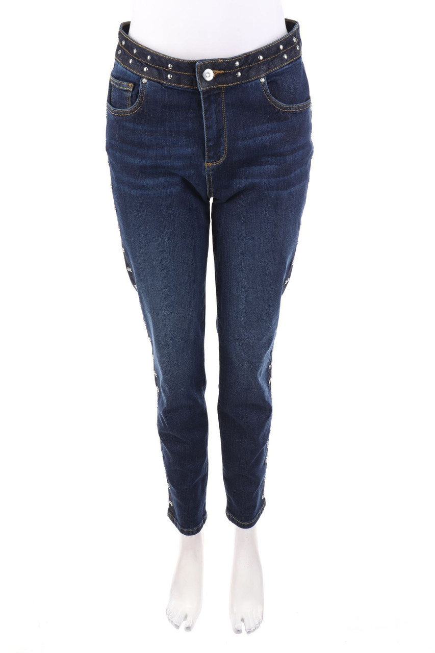 Sarah Kern - Jeans mit Nieten mit aufgesetzten Taschen mit Logo-Plakette - D 40