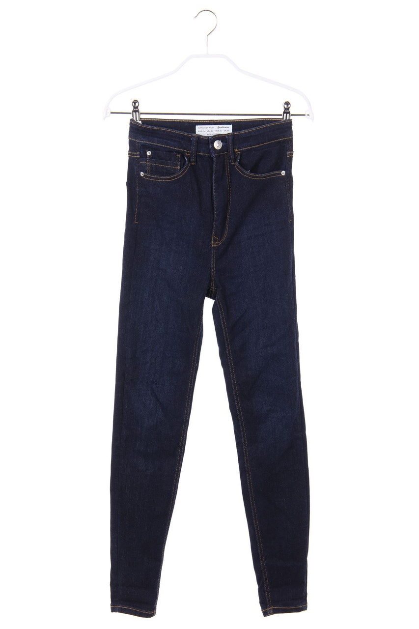 Stradivarius - Basic-Straight Cut Jeans mit Logo-Patch - D 32