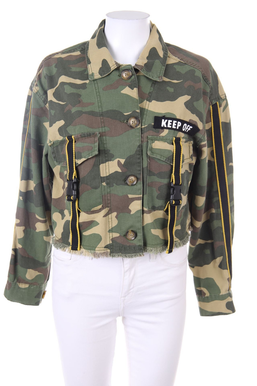 Bershka - Jeans-Jacke mit Camouflage-Print - M