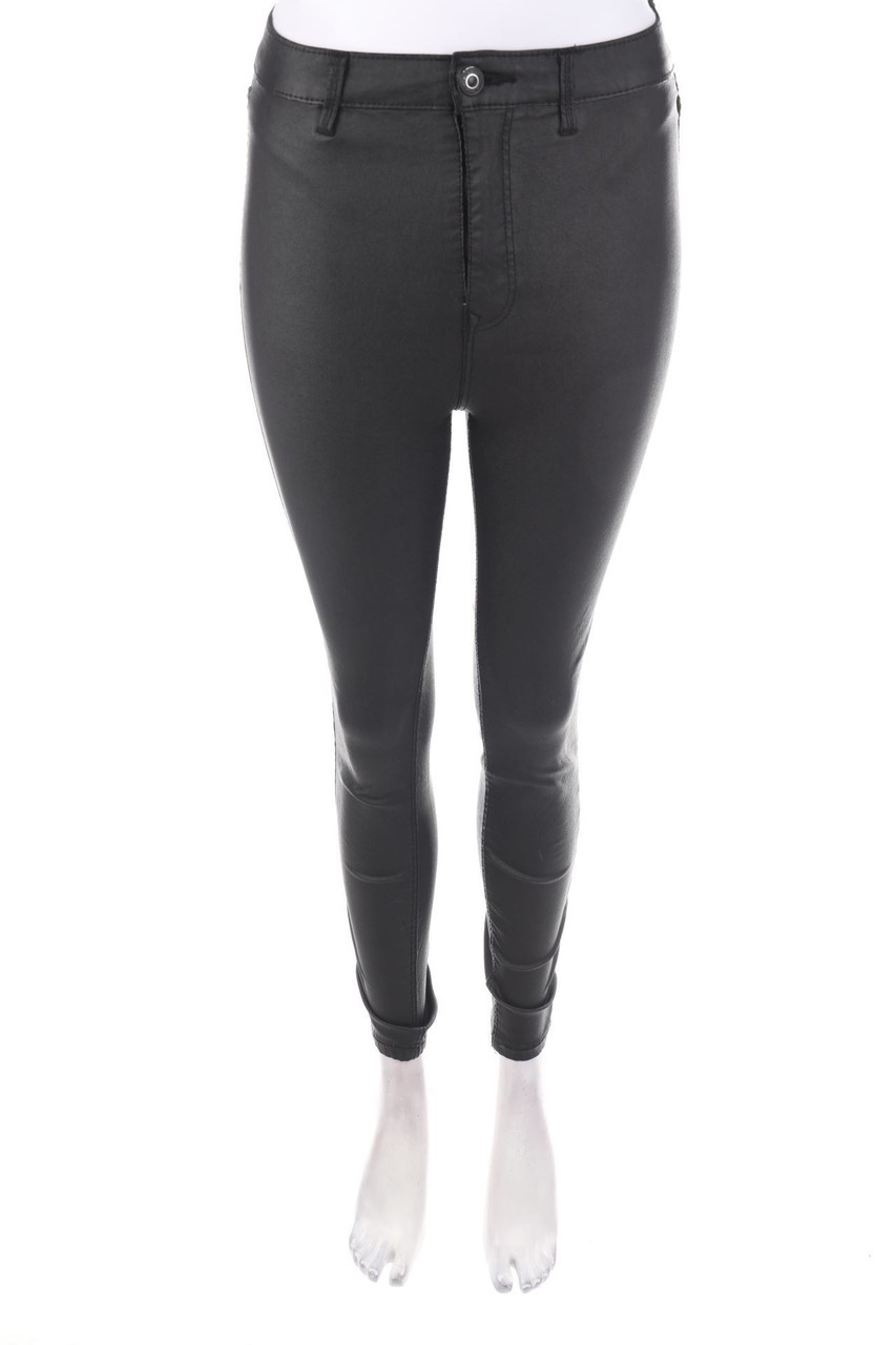 Stradivarius - Coated Skinny-Jeans mit Logo-Patch - D 38