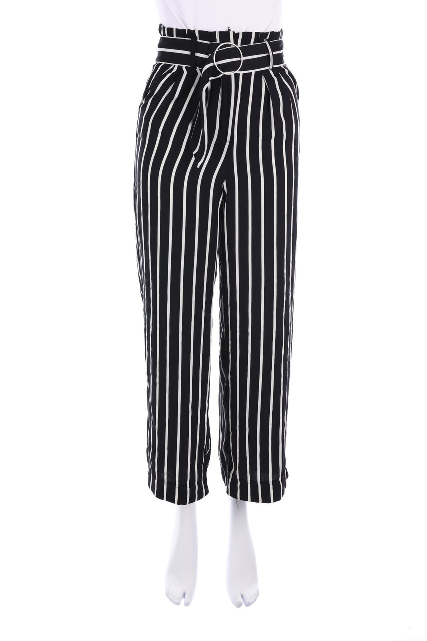 Bershka - High Waist-Bundfaltenhose mit Streifen - D 30
