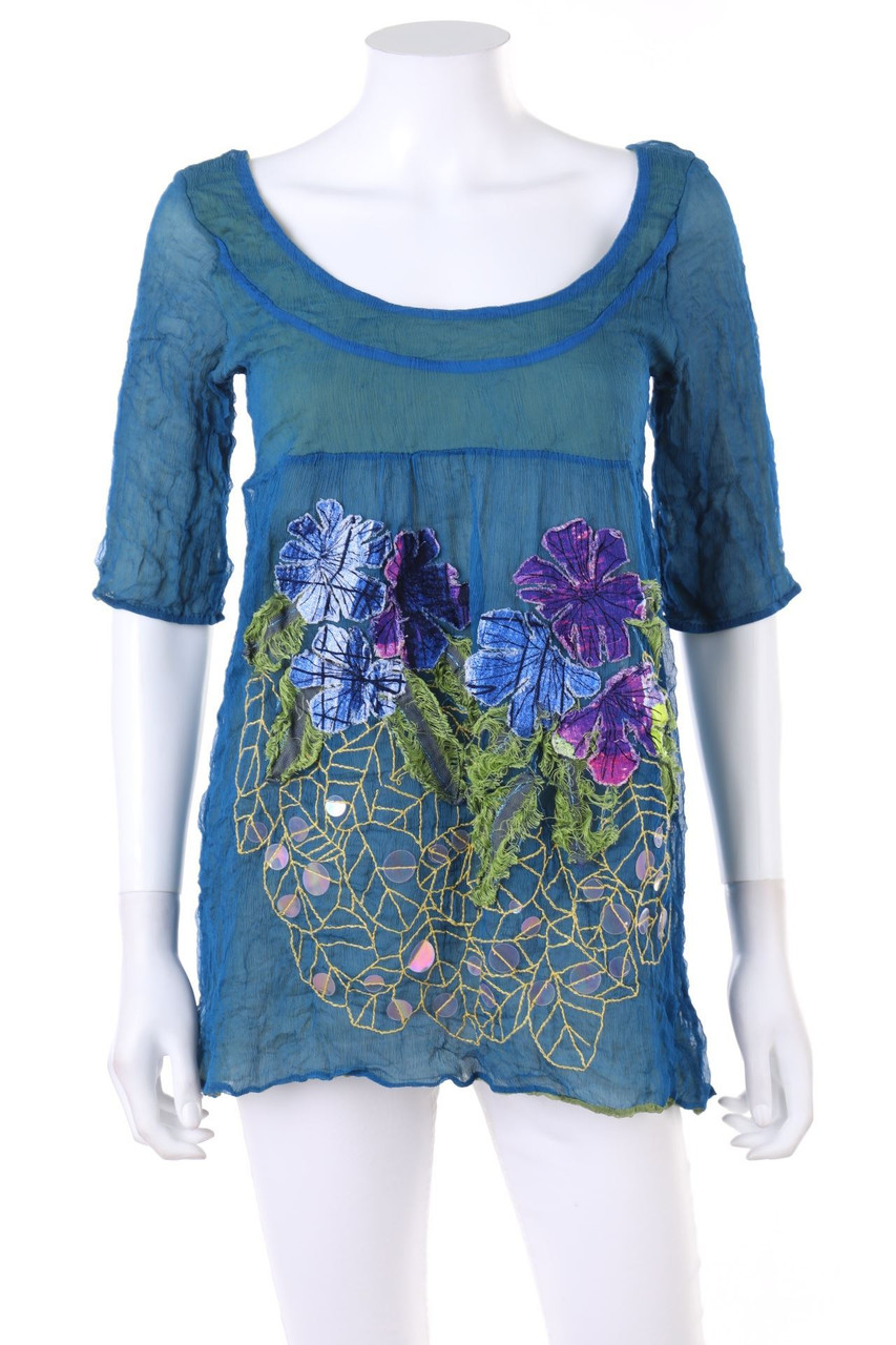 SAVE THE QUEEN! - Plissee-Bluse mit 3/4-Ärmel mit Applikationen - S