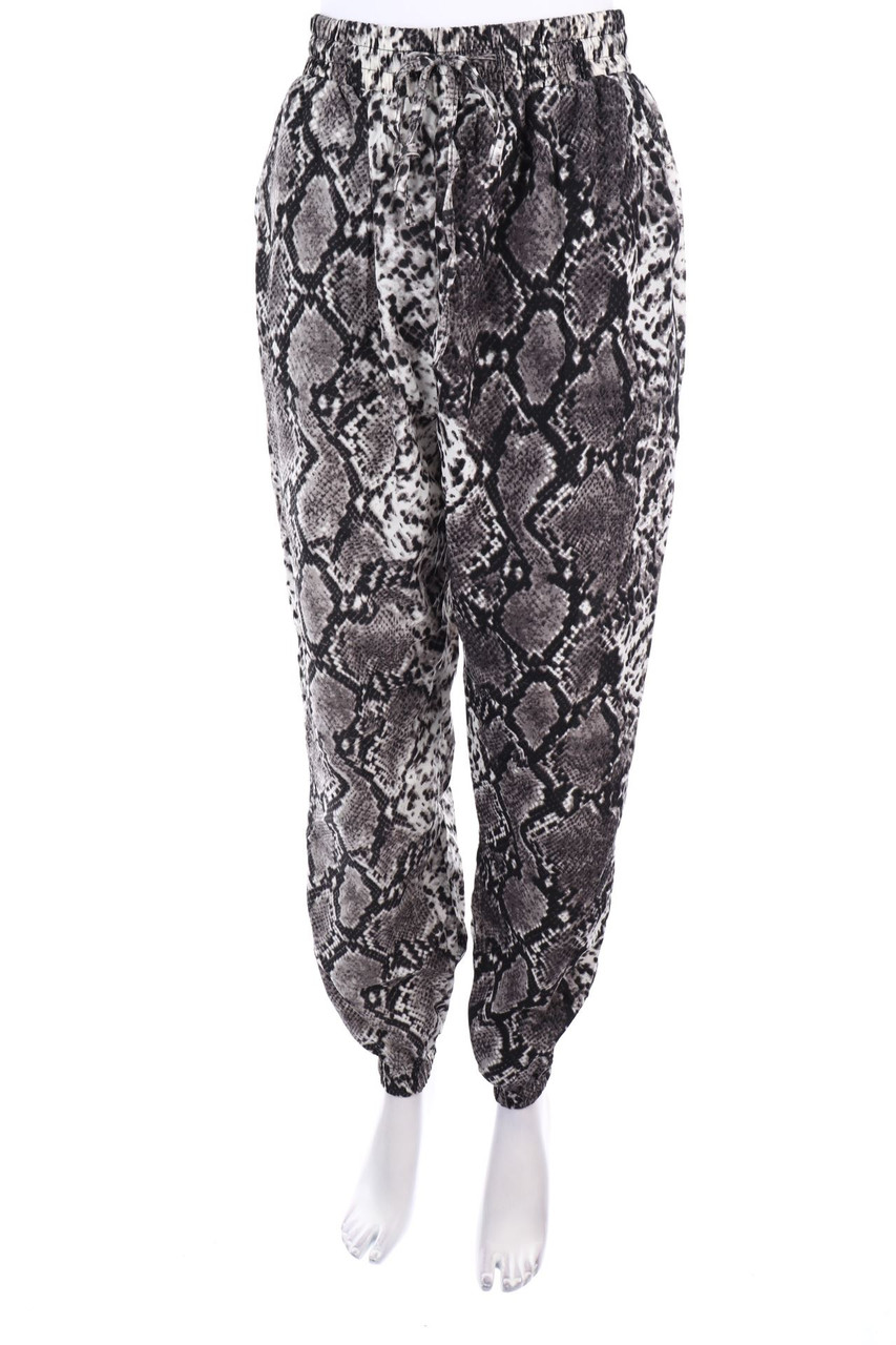 PRETTYLITTLETHING - Jogger-Hose mit Animal-Print - D 36