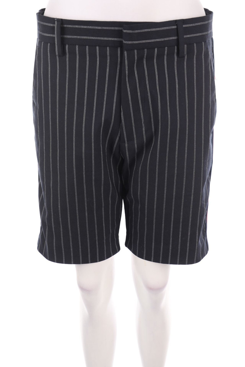 Bershka - Shorts mit Nadelstreifen - D 38