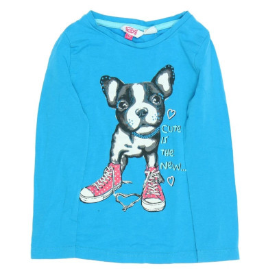 Blaues Shirt mit Hund in Sneaker
