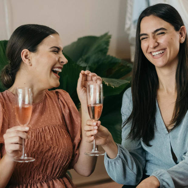 Frauen feiern zusammen