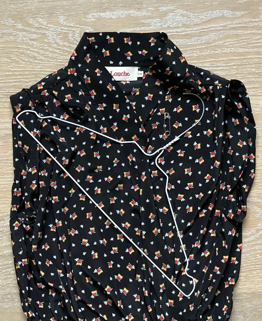Kleidung mithilfe von Metall entladen Kleidung aus Kunstfasern und Metallbügel