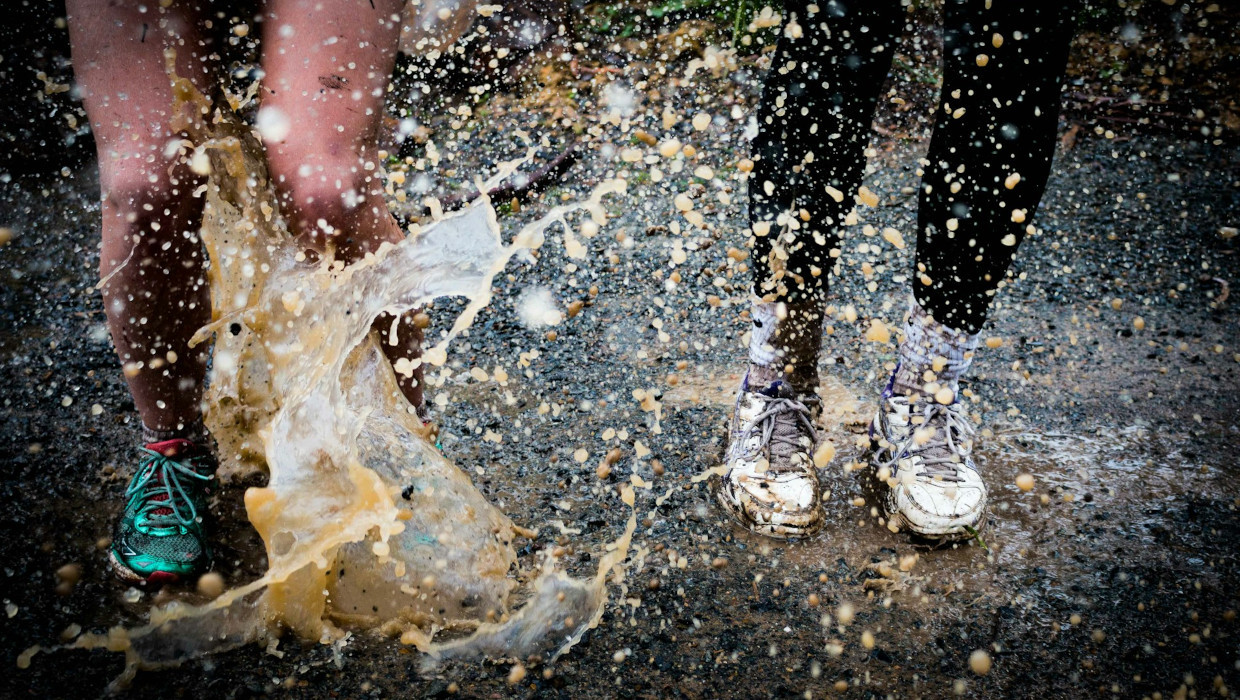 Quietschende Schuhe durch Feuchtigkeit und Nässe Nasse Schuhe