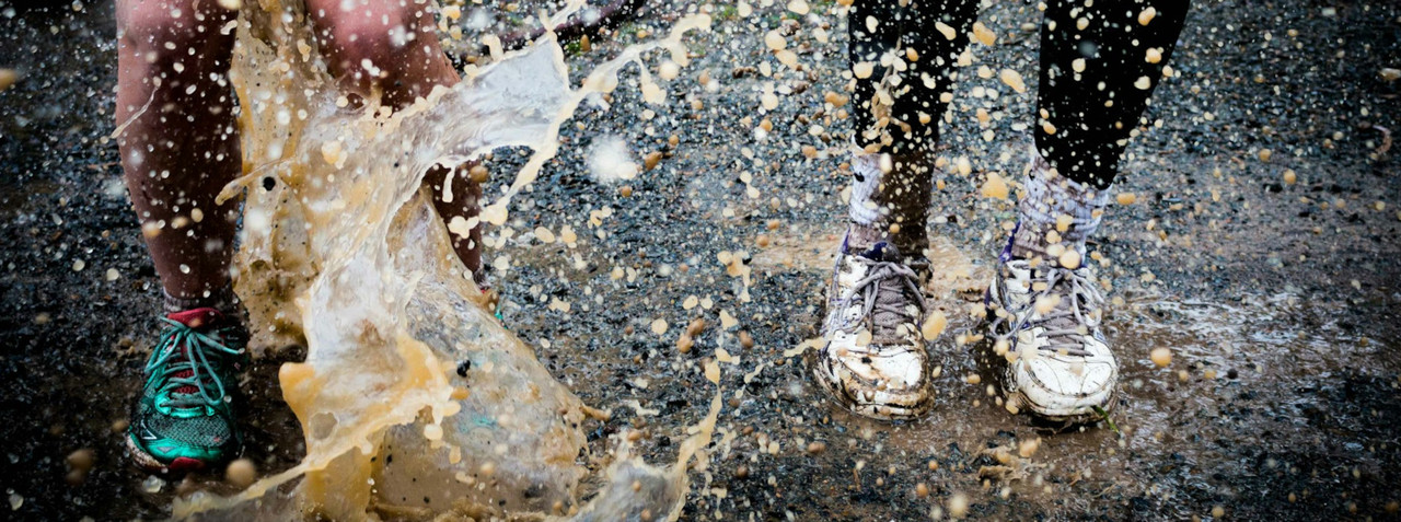 Quietschende Schuhe durch Feuchtigkeit und Nässe Nasse Schuhe