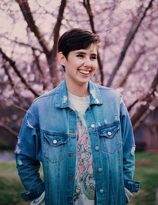 Secondhand Mode für Damen Frau trägt eine Secondhand Jeansjacke im Frühling