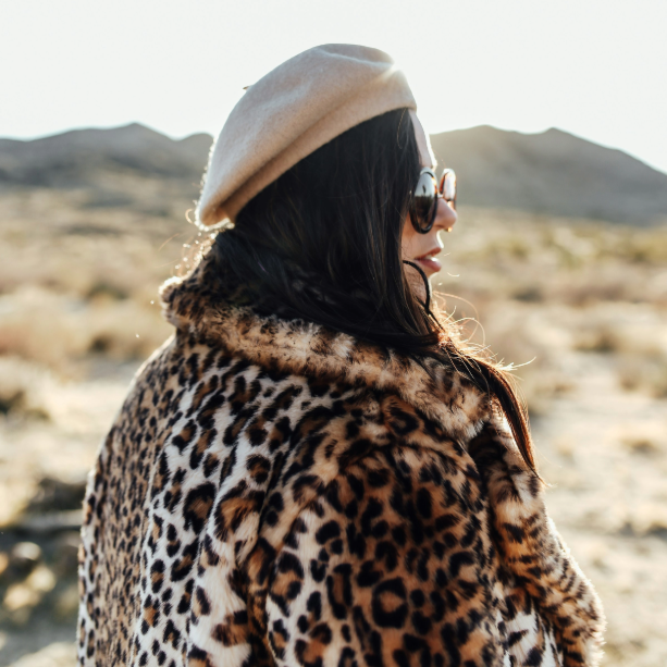 Frau trägt Mantel mit Animal Print