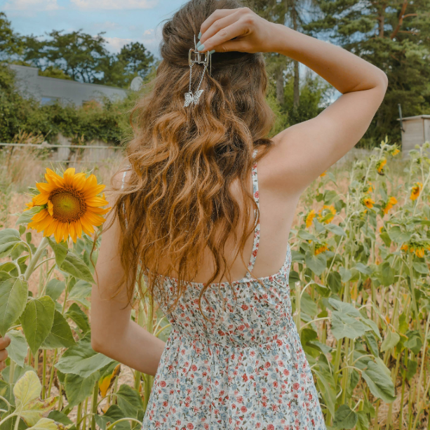 Frau trägt Kleid mit Blumen Print