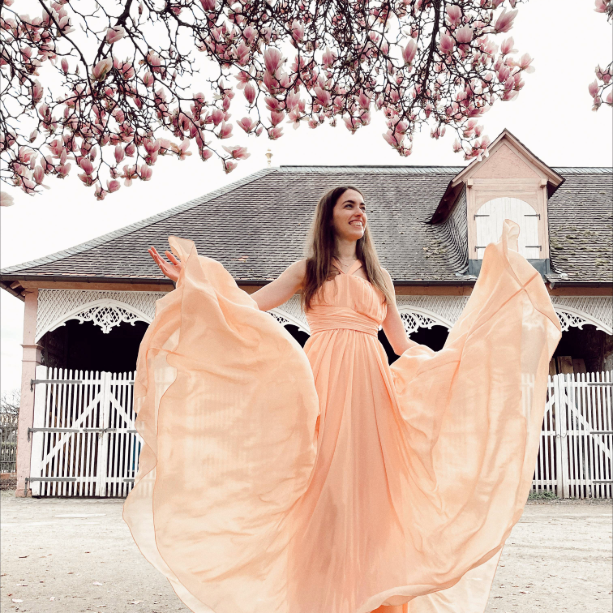 Frau trägt ein elegantes Kleid in apricot