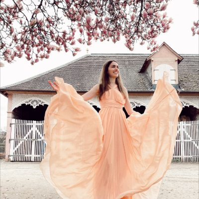 Frau trägt ein elegantes Kleid in apricot