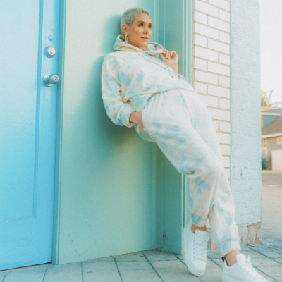 Frau trägt Outfit in Pasteltöne