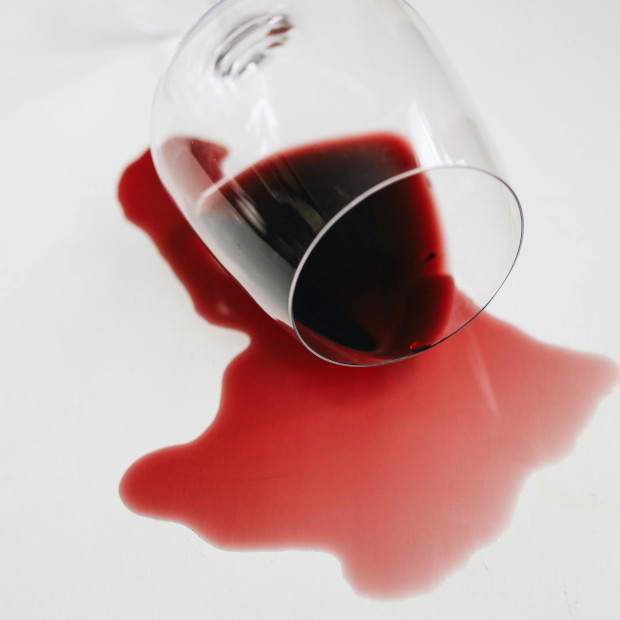 Umgekipptes Rotweinglas
