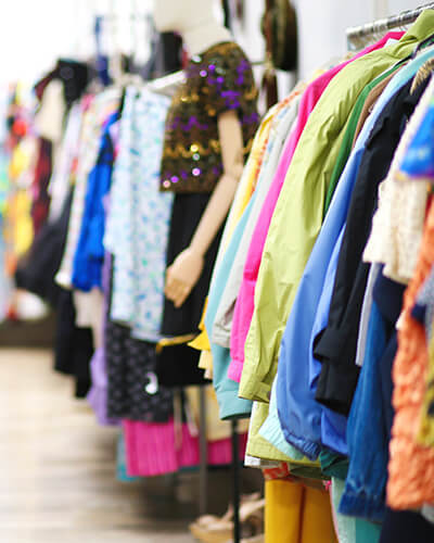 Kleiderstange mit bunter secondhand Kleidung