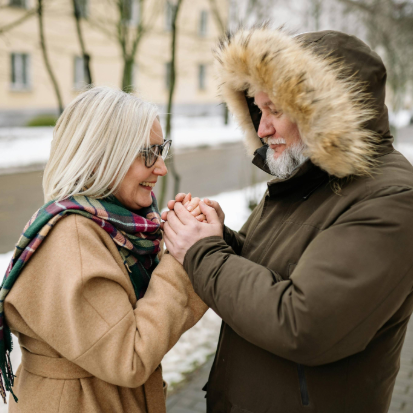 Secondhand Jacken Mann und Frau tragen dicke Jacken und halten sich an den Händen