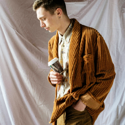 Secondhand Outfits aus Cord Mann trägt eine Secondhand Jacke aus Cord