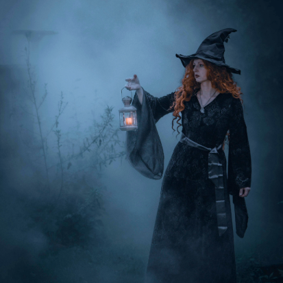 Secondhand Halloween Outfit Frau ist verkleidet für Halloween in einem Hexen Outfit