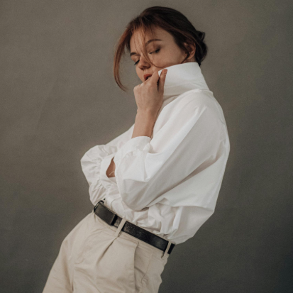 Secondhand Blusen Frau trägt weiße Bluse