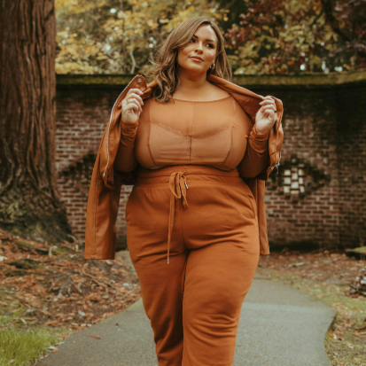 Secondhand Outfits in großen Größen Frau trägt ein Secondhand Outfit für große Größen