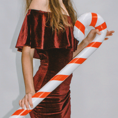 Secondhand Weihnachts Outfits Frau trägt rotes Samtkleid