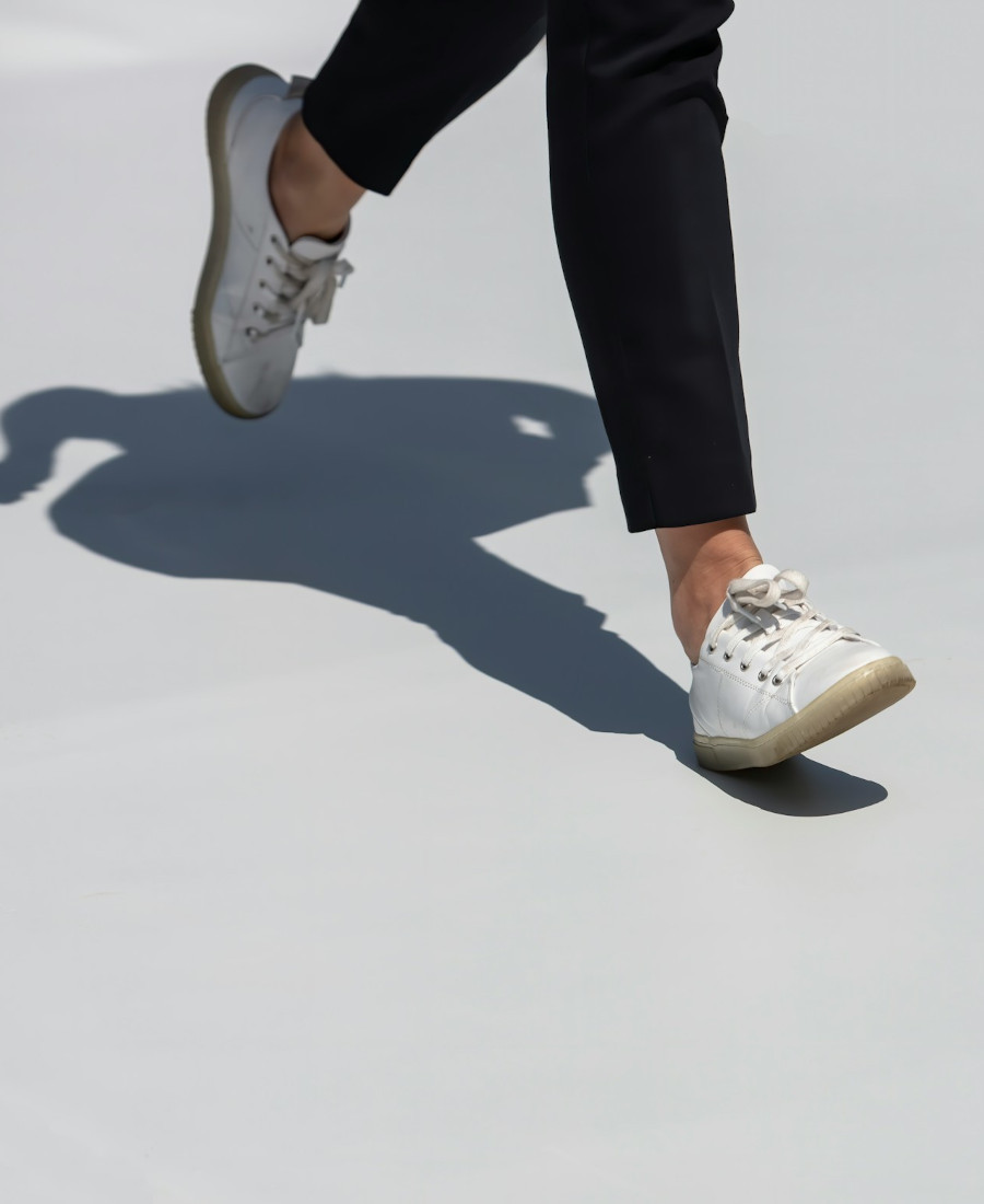 Ursachen für quietschende Schuhe Schuhe in Bewegung