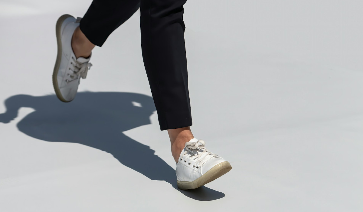 Ursachen für quietschende Schuhe Schuhe in Bewegung