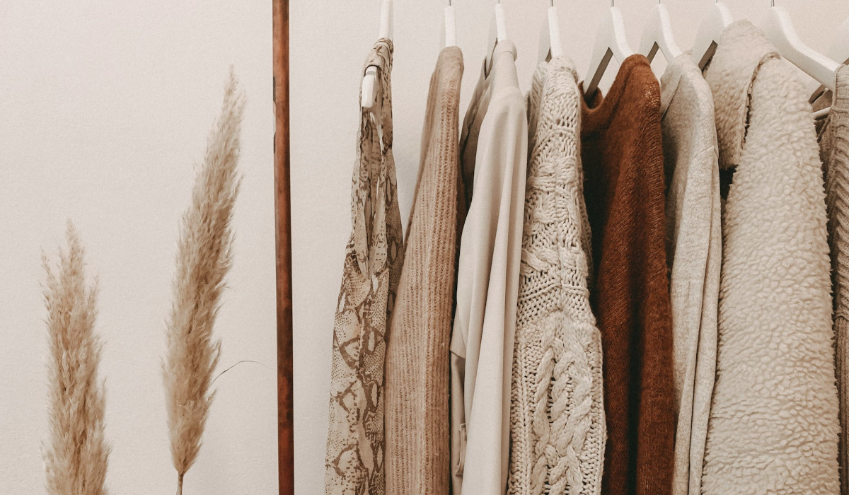 Das ist eine Capsule Wardrobe Sortierte Kleidungsstücke am Bügel