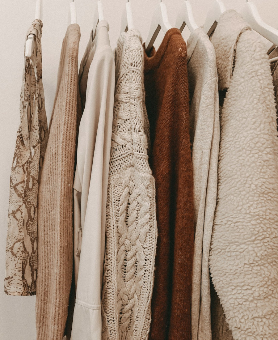 Das ist eine Capsule Wardrobe Sortierte Kleidungsstücke am Bügel