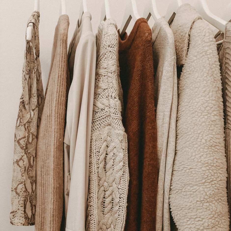 Beige Damenkleidung auf Bügeln