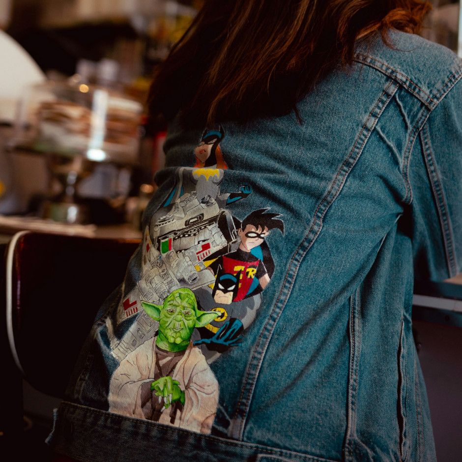 Person mit Jeansjacke