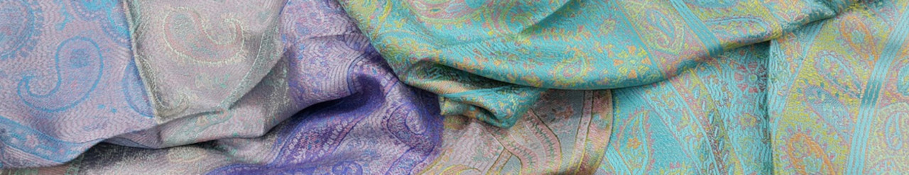 Lernen Sie Kleidung zu flicken. Frau repariert ein Kleidungsstück