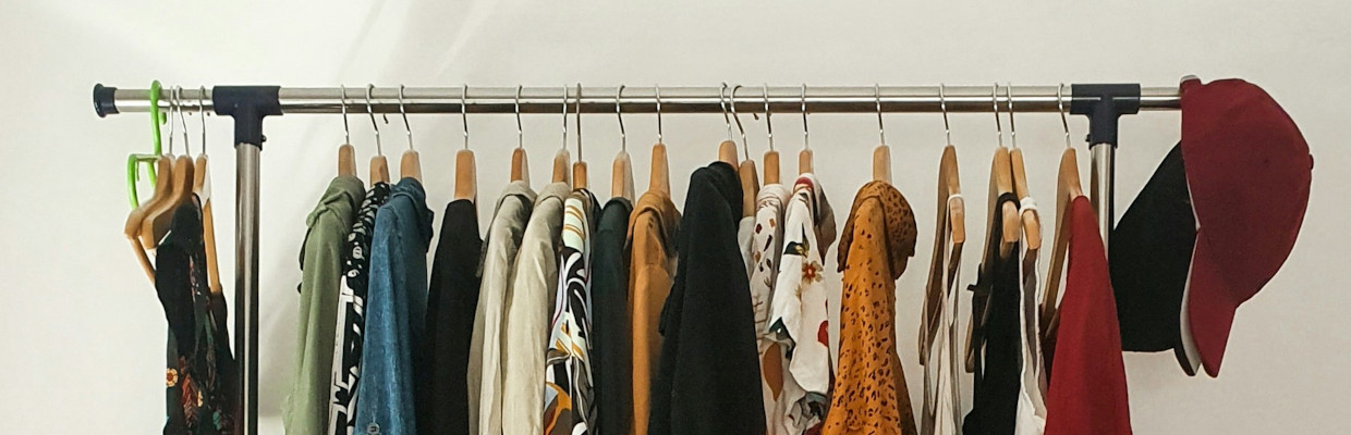 ReSales Blogartikel Kleidertauschparty Kleidung auf einer Kleiderstange