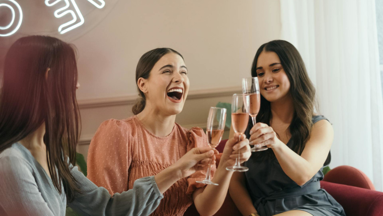 ReSales Blogartikel Kleidertauschparty Frauen stoßen mit Sekt an