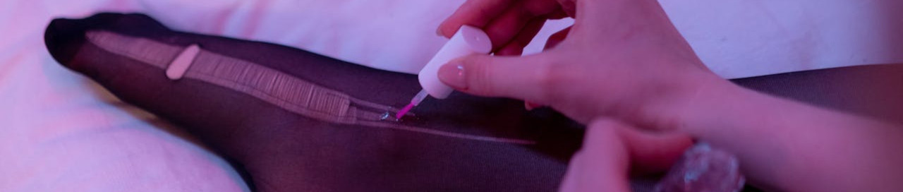 ReSales Blogartikel Laufmasche reparieren Laufmasche mit klarem Nagellack bestreichen