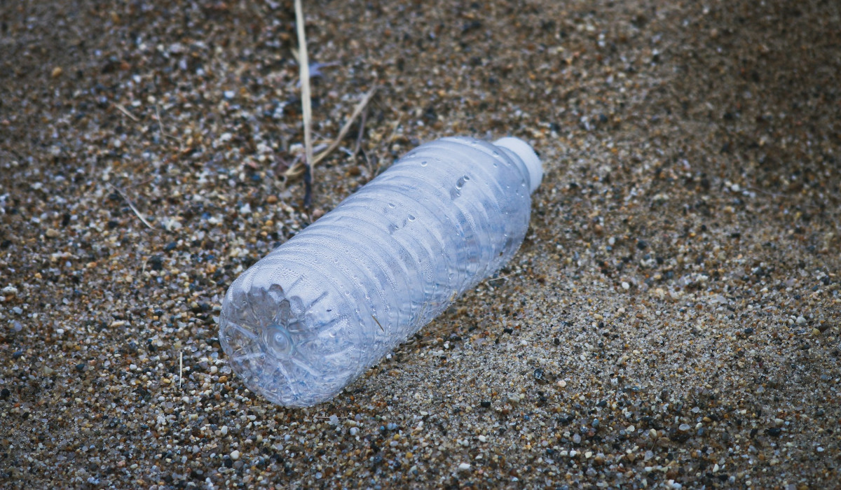 Blogartikel ReSales - Mikroplastik Plastikflasche am Strand