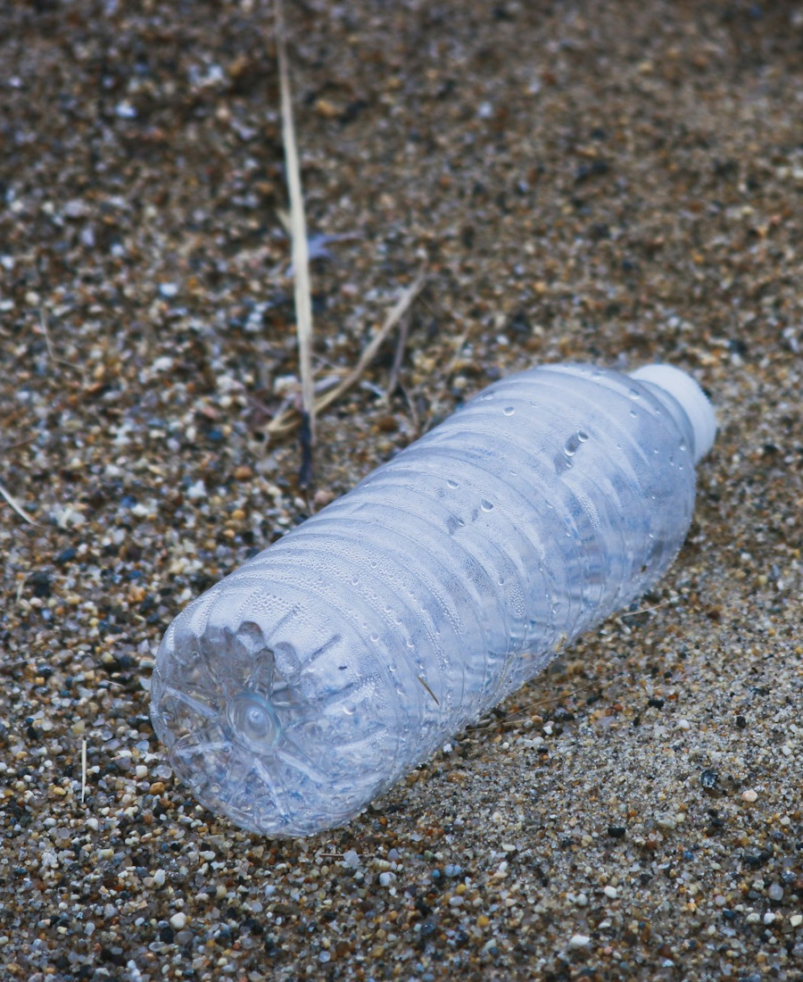 Blogartikel ReSales - Mikroplastik Plastikflasche am Strand