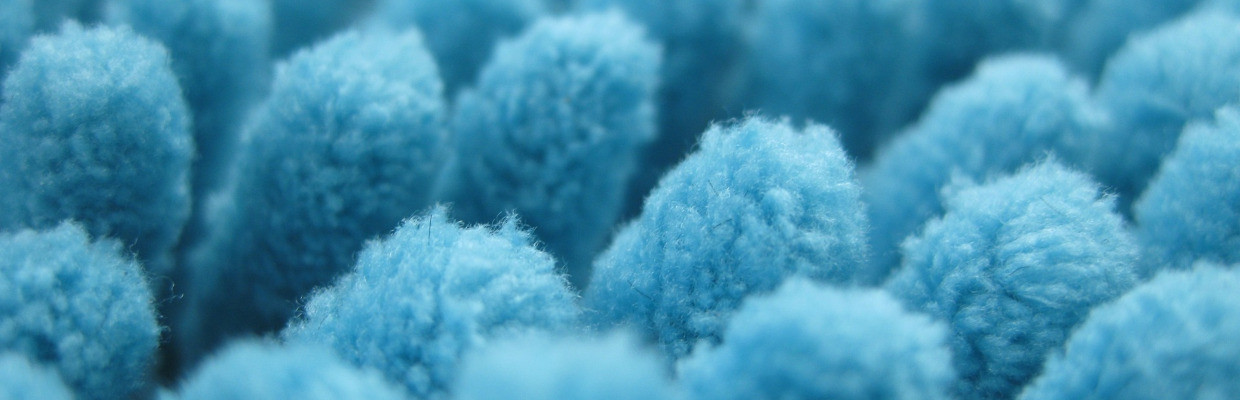 ReSales Blogartikel - Mikroplastik Blaue Mikrofasern in Nahaufnahme