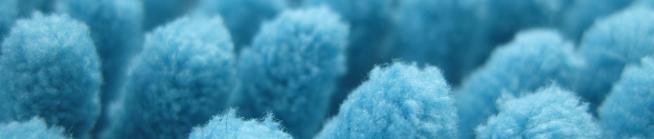 ReSales Blogartikel - Mikroplastik Blaue Mikrofasern in Nahaufnahme