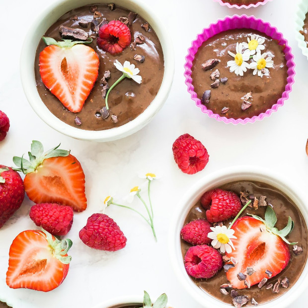 Schokoladen Mousse mit Beeren und Blumen