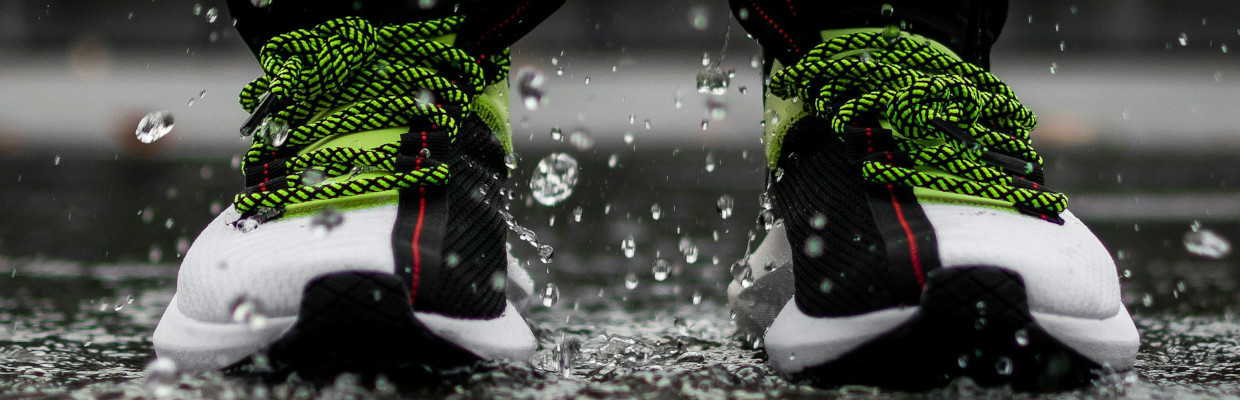 ReSales Blogartikel Quietschende Schuhe Schuhe mit Wassertropfen