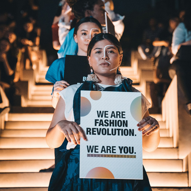 Fashion Revolution Week Frauen laufen eine Modenschau und protestieren