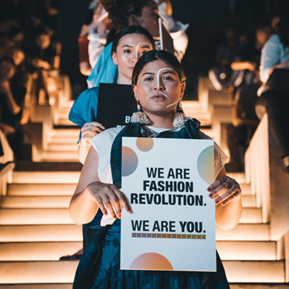 Fashion Revolution Week Frauen laufen eine Modenschau und protestieren