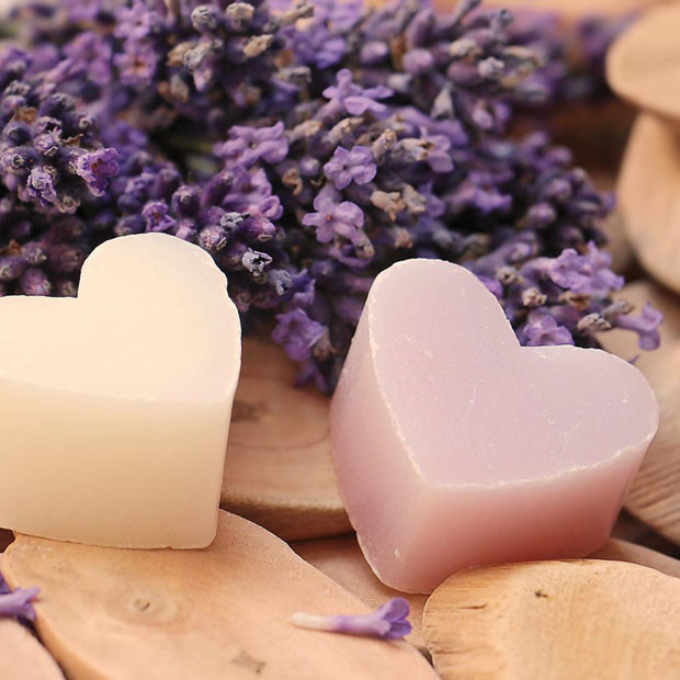 Lavendel und zwei selbstgemachte Seifenherzen