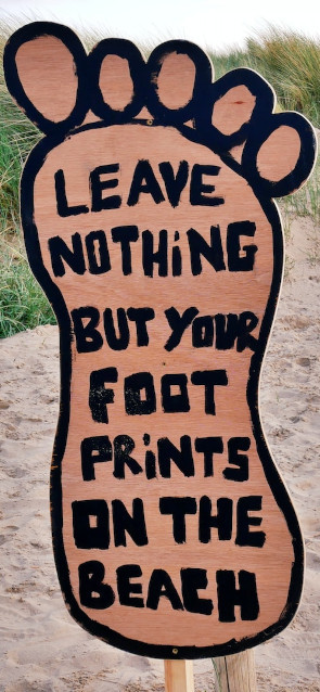 Schild mit einem Spruch zur Müllentsorgung
