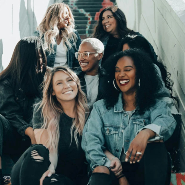 Frauen sitzen auf einer Treppe
